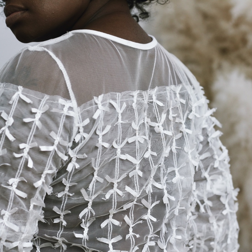 White cropped mesh bow top with bell sleeve - Picture 5 of 6